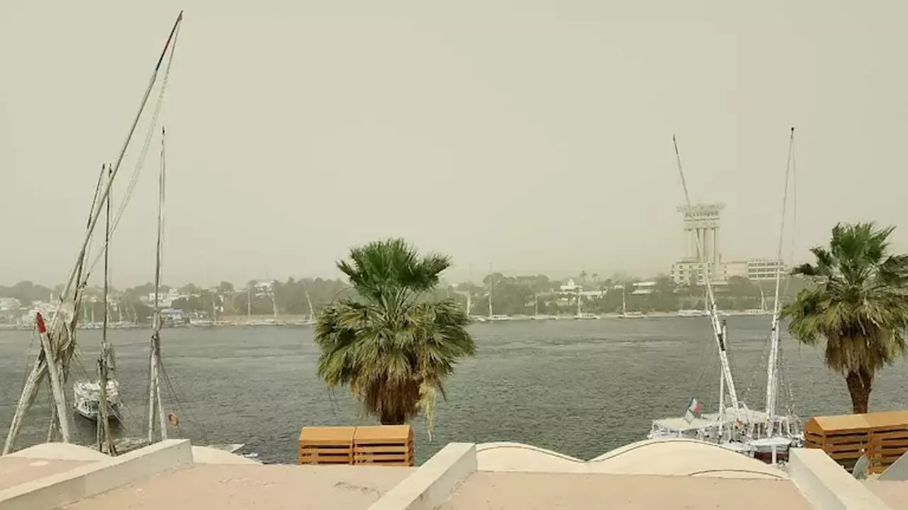 توقف الملاحة النهرية في أسوان بسبب عاصفة ترابية ورياح شديدة تضرب المحافظة